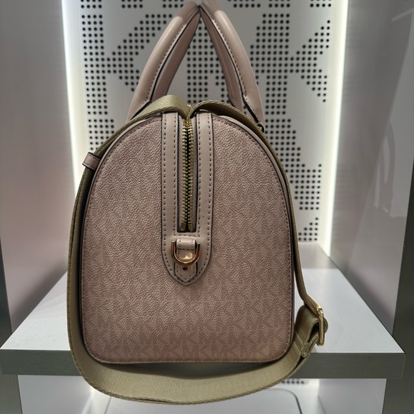 MICHAEL KORS TRAVEL MEDIUM DUFFEL SATCHEL / CROSSBODY LIGHT POWDER BLUSH COLOR - Picture 6 of 16